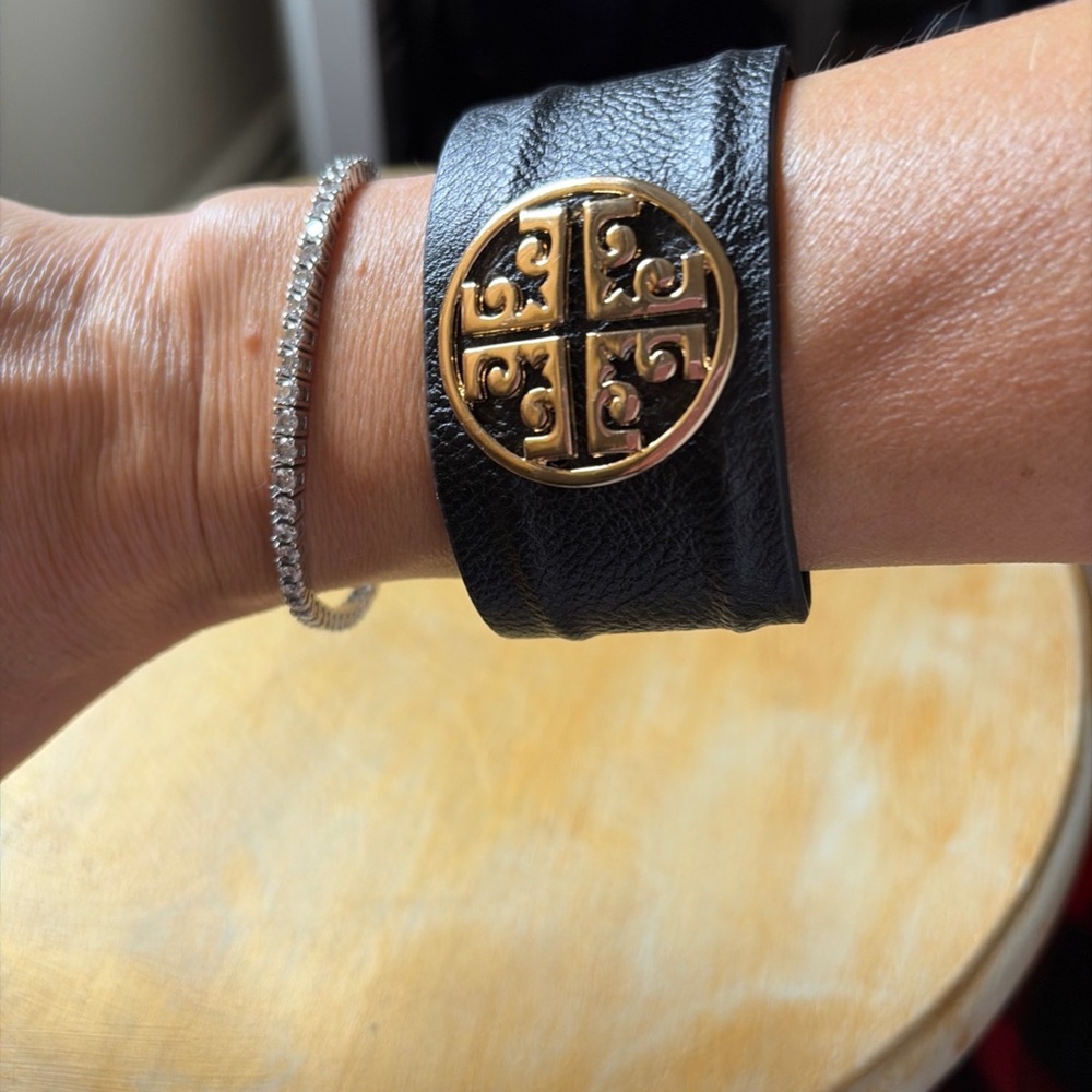 Rare vintage Tory Burch Black leather cuff Bracelet excellent